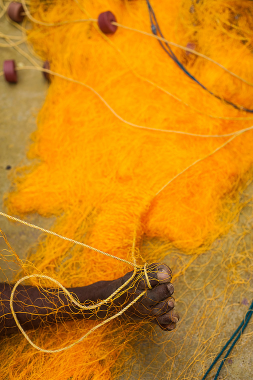 Naprawa sieci rybackiej (Mamallapruam, Tamil Nadu) (Indie. Dzień jak co dzień.)